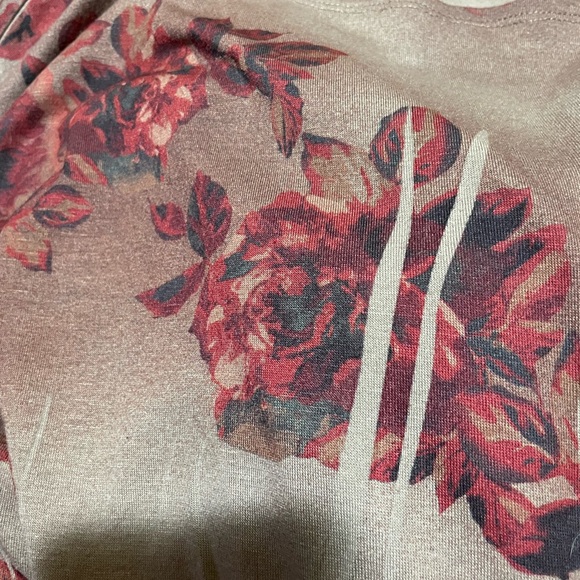 Ladies Maurices Rose Print Form Fitting Stretch Ruched Side Top Size Small - Picture 9 of 13